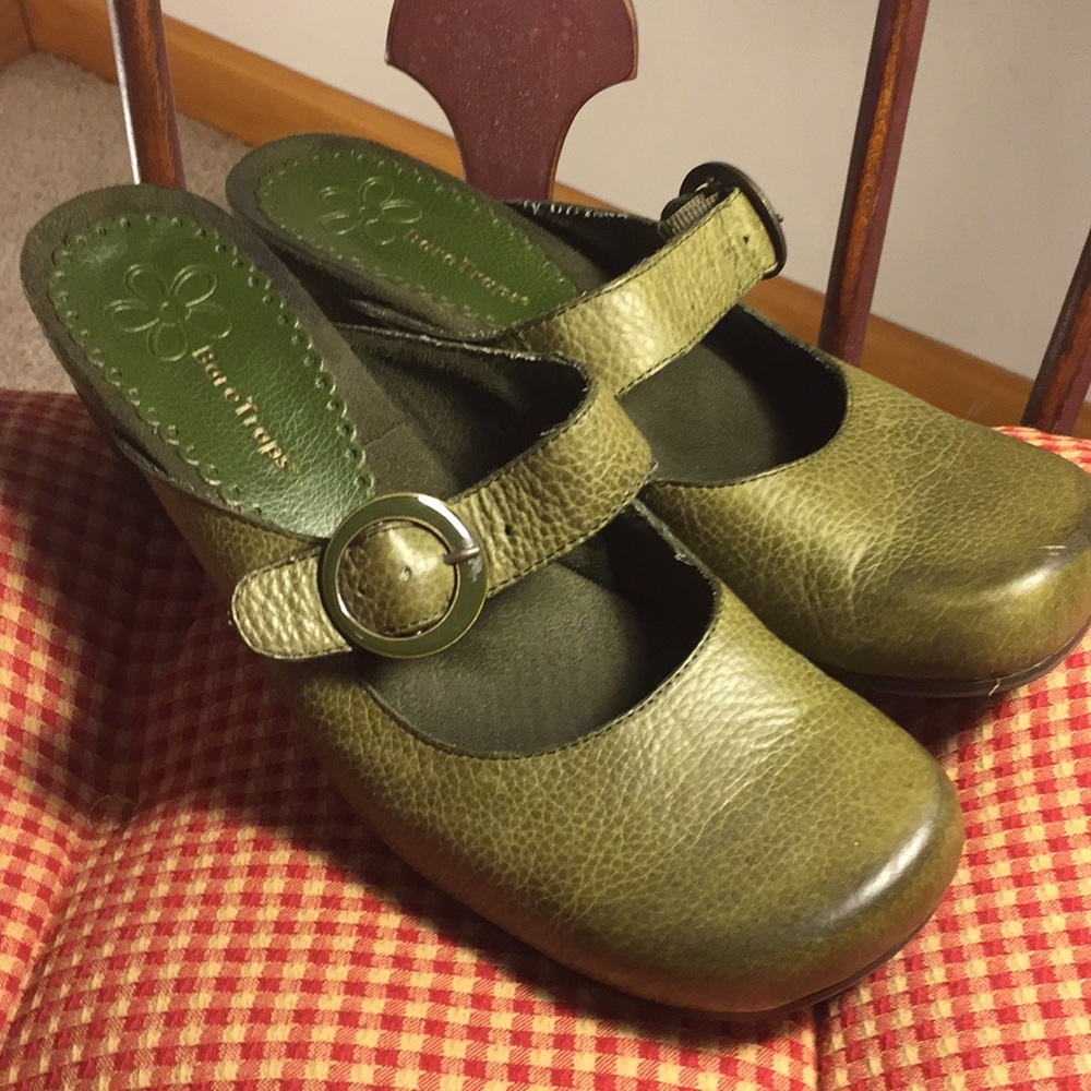 🌻Olive Green Mules🌻
